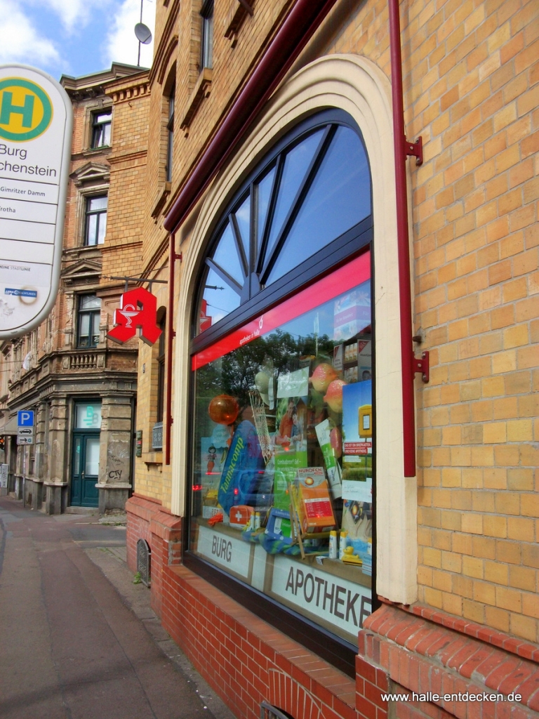 Burg Apotheke in der Burgstraße in Halle (Saale) - Blick zur Seebener Straße