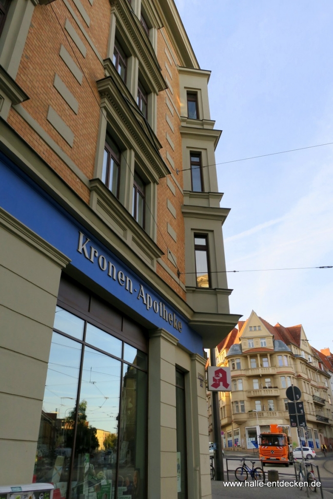 Die Kronen-Apotheke im Steinweg in Halle (Saale).