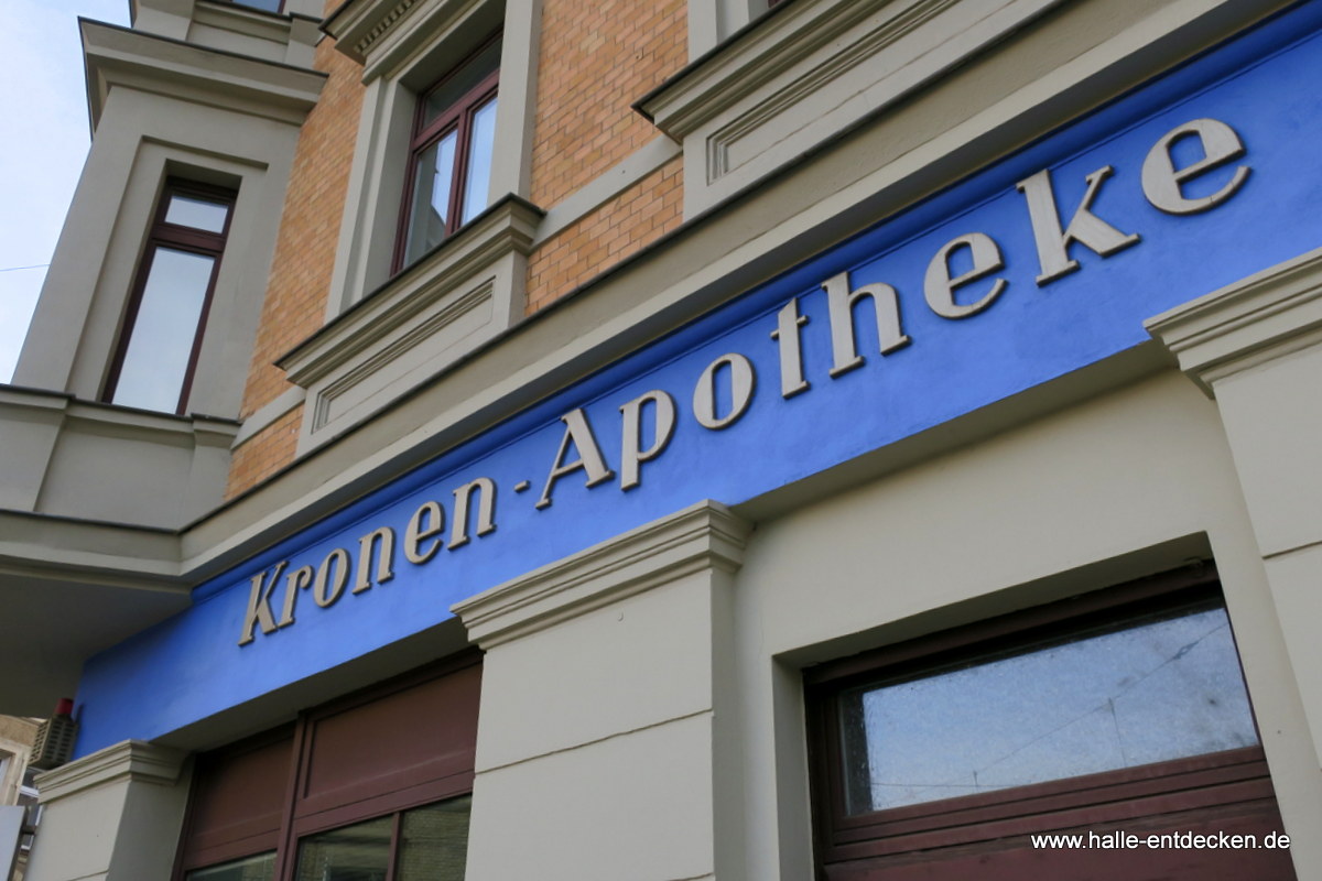 Die Kronen-Apotheke im Steinweg in Halle (Saale).