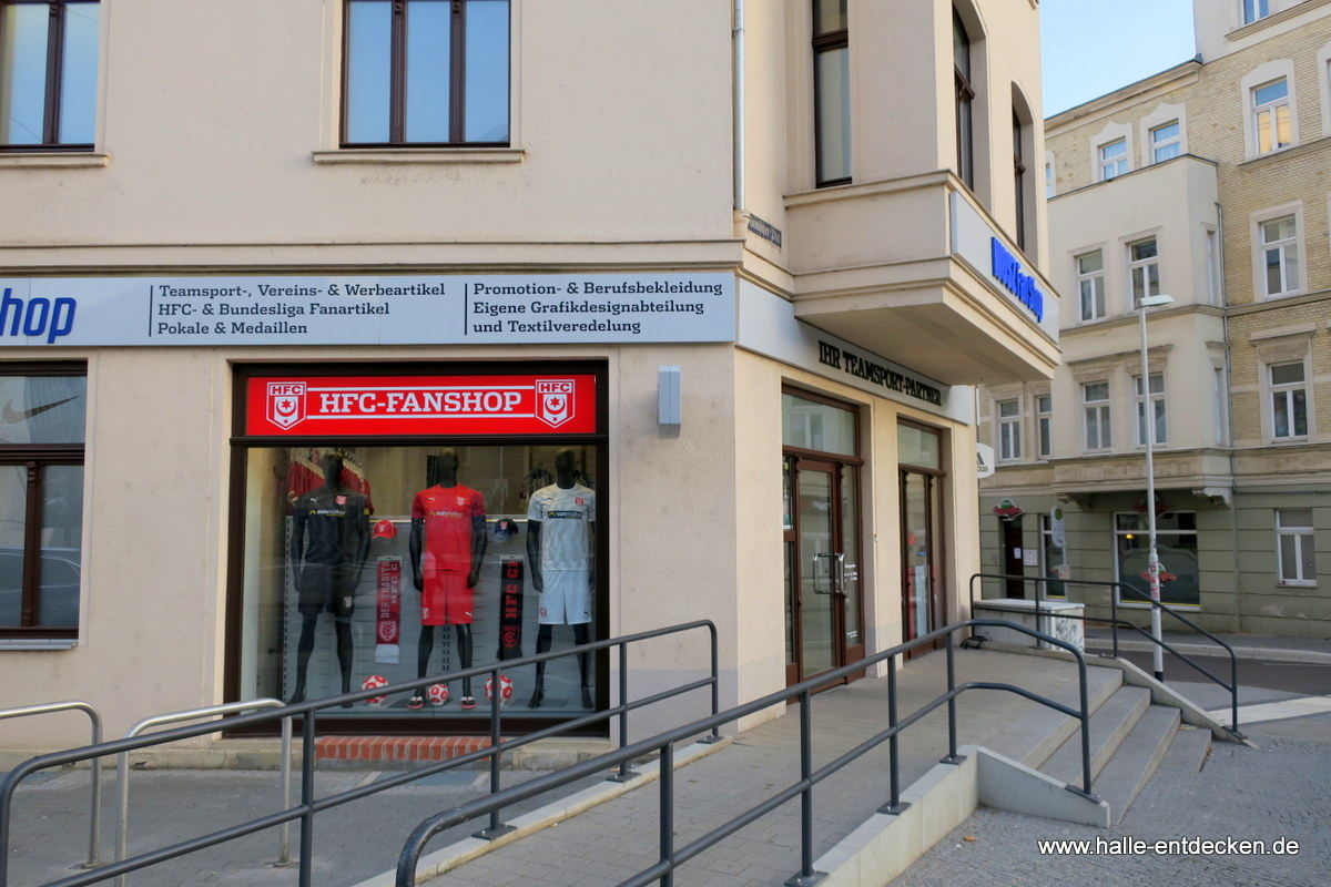 Wosz Fan-Shop an der Ecke Torstraße und Rannischen Platz in Halle (Saale).