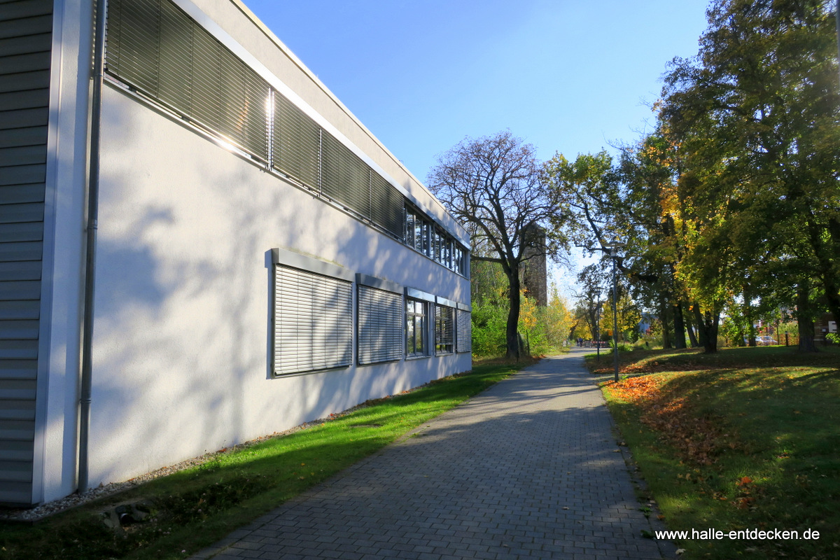 Der Ernst-Grünfeld-Weg mit Blick zur ehemaligen Kirche der Landesheilanstalt