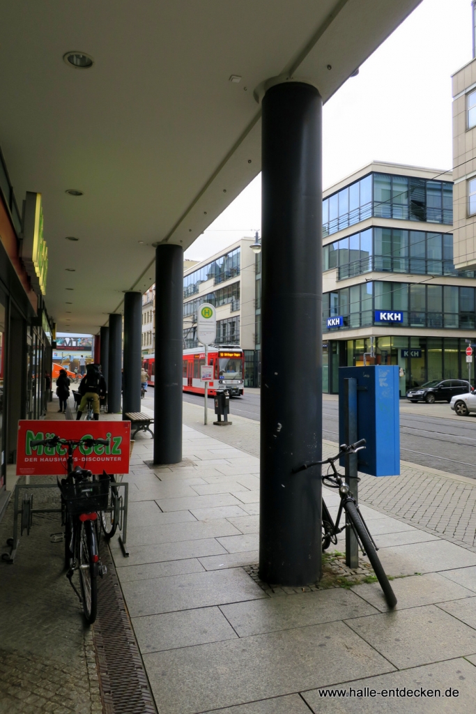 Straßenbahn auf dem Weg zum Marktplatz, gesehen vom Center Rolltreppe.