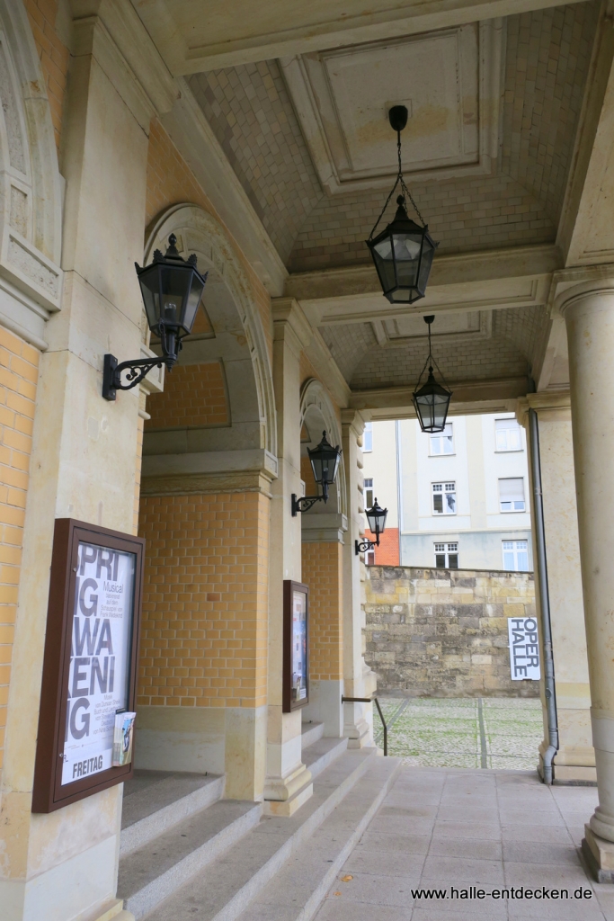 Der Eingang zur Oper mit Blick zur August-Bebel-Straße.