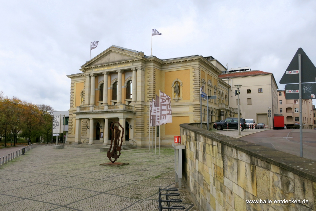 Das Opernhaus von der August-Bebel-Straße aus gesehen.