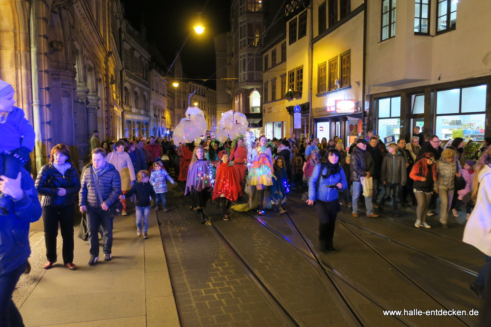 Die Lichterfee auf dem Weg vom Alten Markt zum Marktplatz.