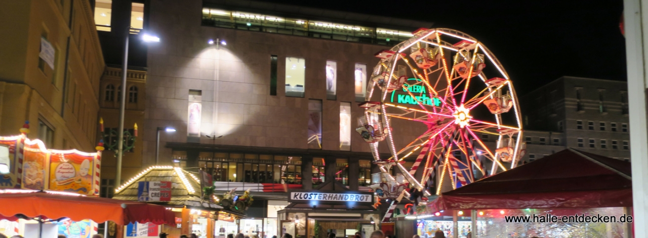 Riesenrad und Buden beim Lichterfest in Halle.