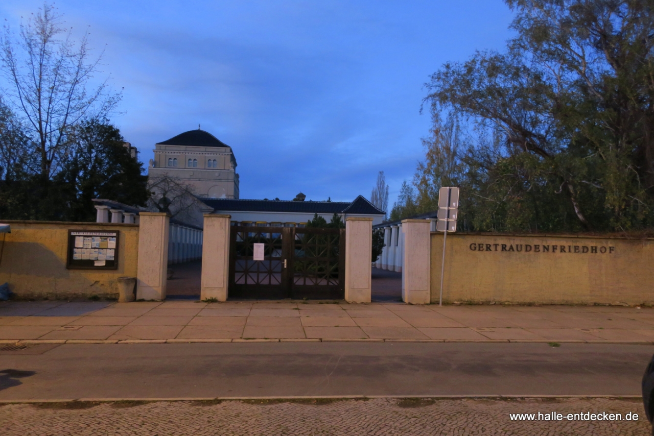 Eingang zum Gertraudenfriedhof am Abend.