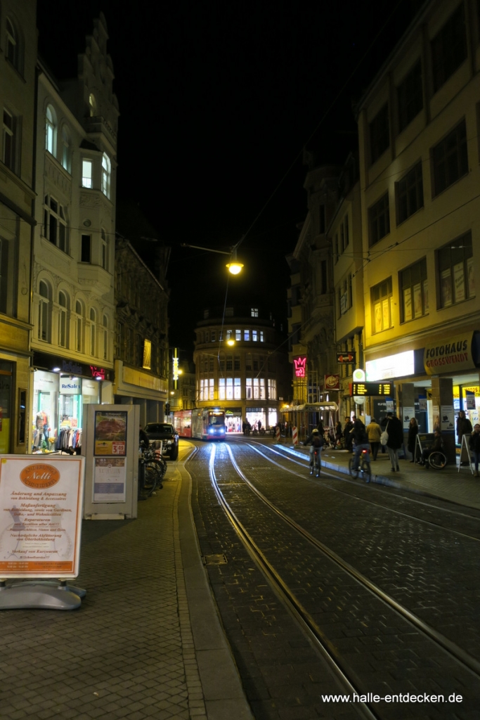 Halle bei Nacht.