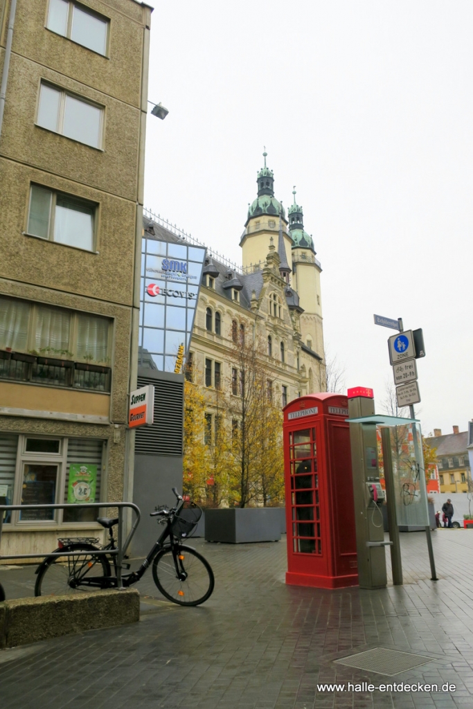 Rote (Bücher) Telefonzelle am Marktplatz mit der Marktkirche im Hintergrund.