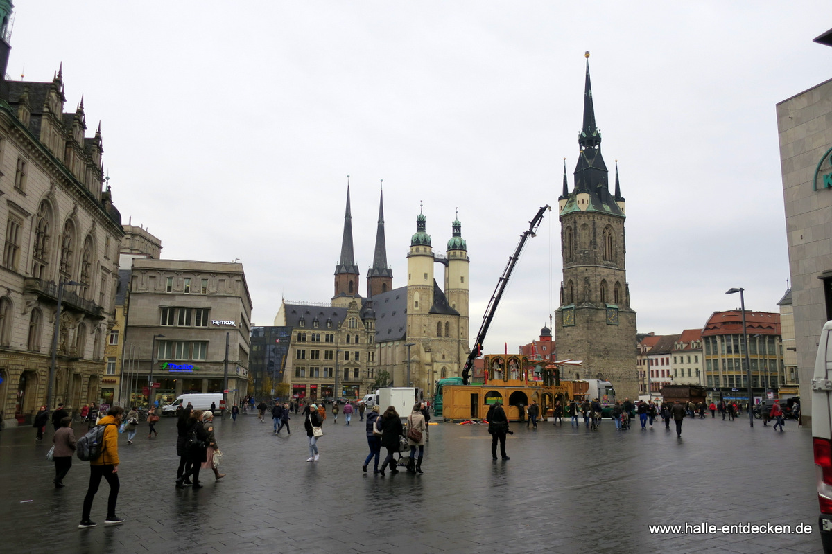 Aufbau des Weihnachtsmarkts in Halle (Saale).