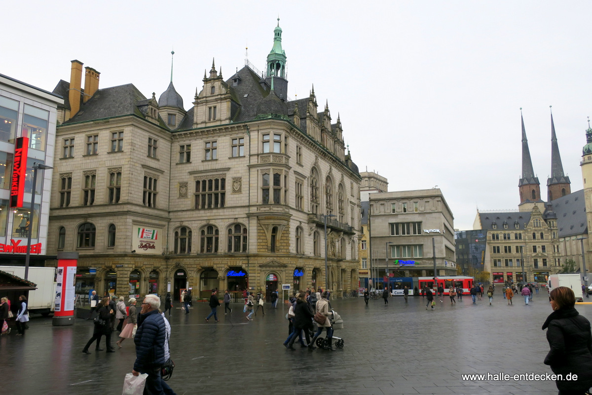 Der Marktplatz in Halle (Saale) mit dem Stadthaus.