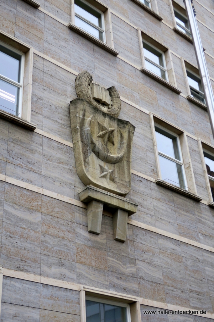 Weitere Detailaufnahme vom Ratshof mit Wappen.