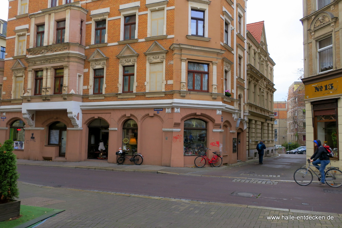 Graseweg Ecke Oleariusstraße mit dem Puppendoktor.