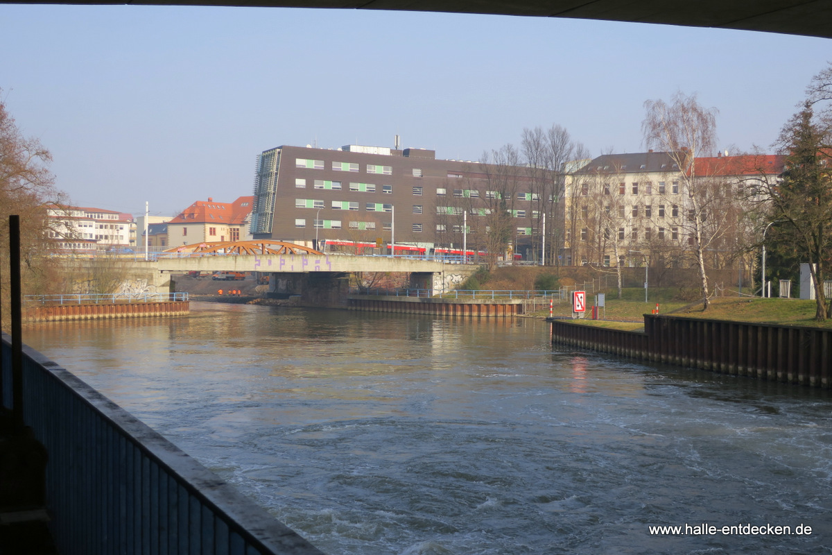 Blick vom Wehr zur Schieferbrücke, zum Ankerhof und MMZ.