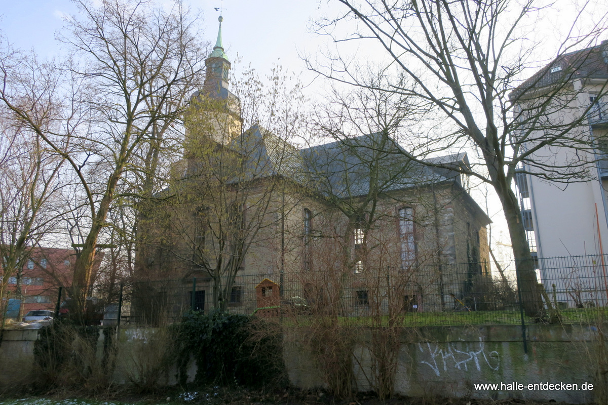 Kirche Sankt Georgen versteckt sich hinter Büschen.