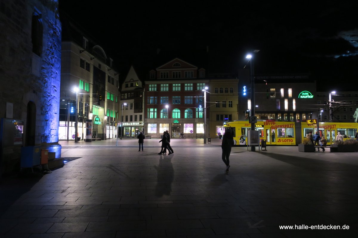 Marktplatz bei Nacht in Halle
