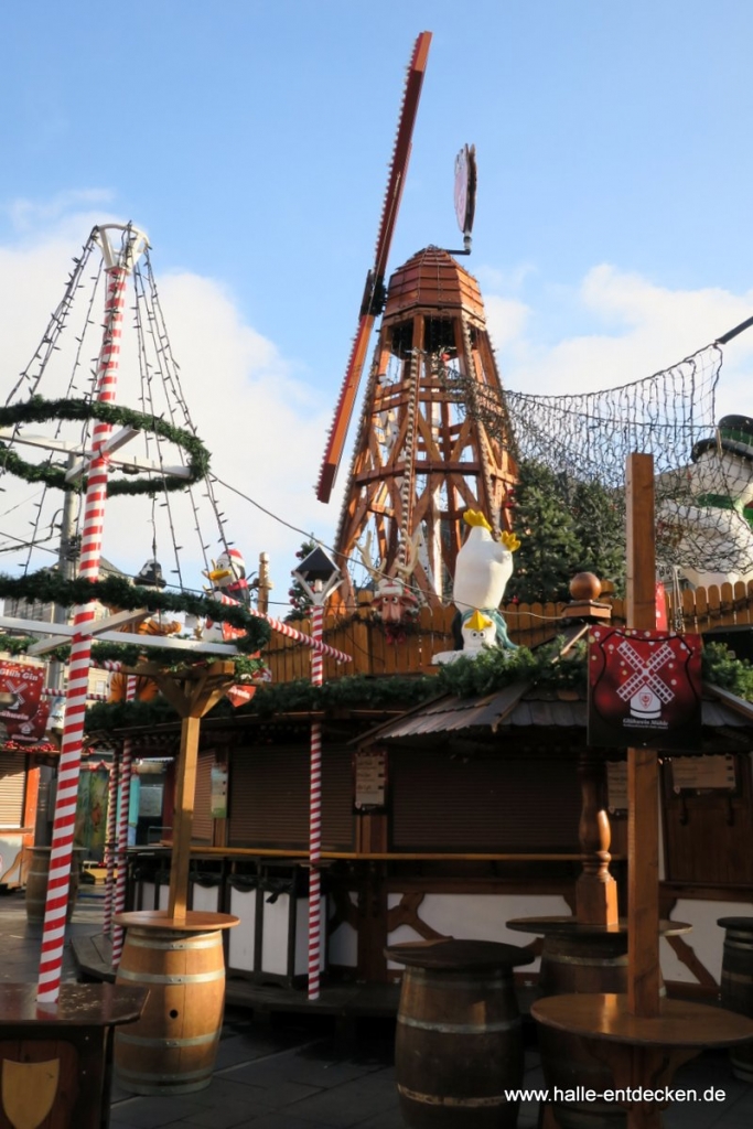 Weihnachtliche Windmühle auf dem Weihnachtmarkt in Halle