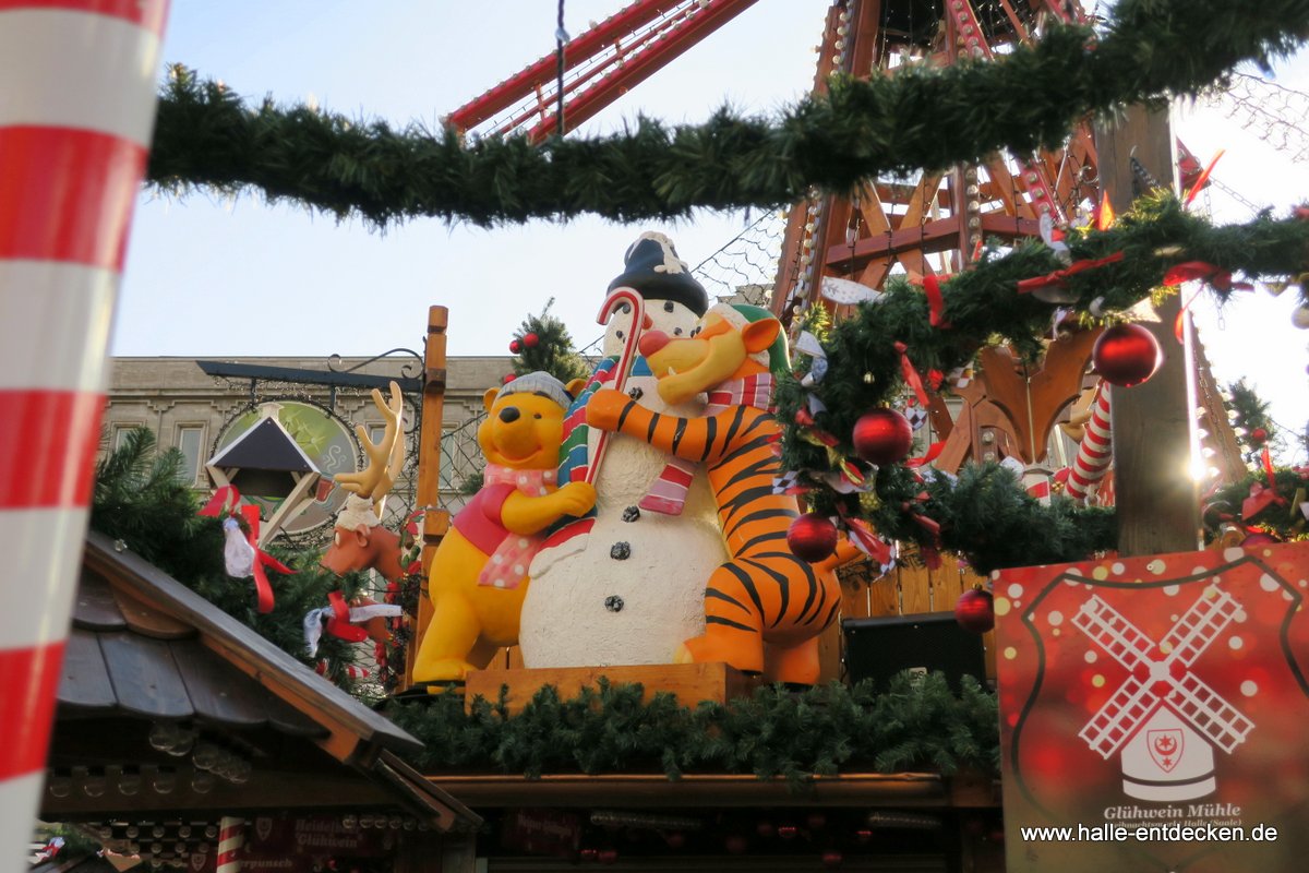 Winnie Pooh und Tigger umarmen einen Weihnachtsmann