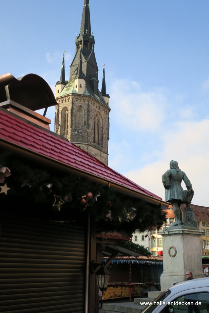 Händel und Roter Turm zwischen weihnachtlichen Buden