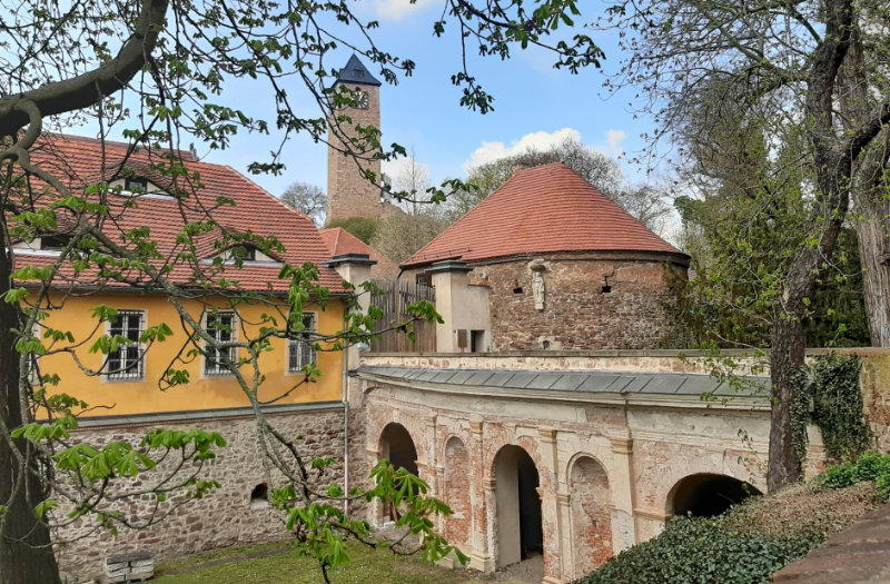 Die Unterburg der Burg Giebichenstein beherbergt seit 1921/ 22 den künstlerischen Bereich der damaligen Kunstschule, den heutigen Campus Kunst der Burg Giebichenstein Kunsthochschule Halle und ist damit aufgrund der frühzeitig dort wirkenden Meisterinnen der FrauenOrt der Moderne in Halle.