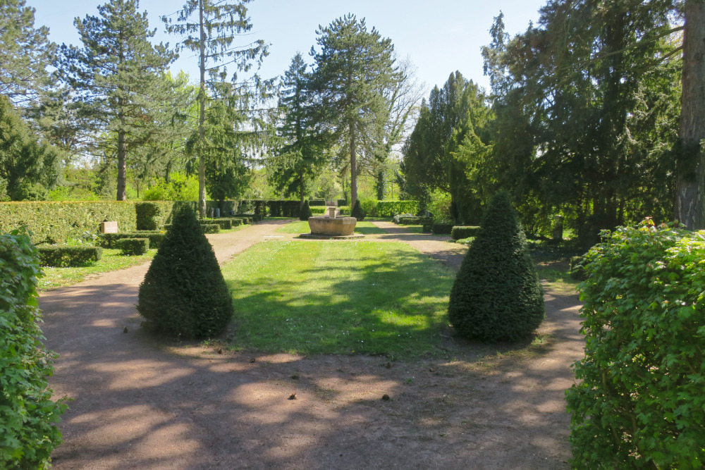 Brunnen, Wege und schöne Bäume auf dem Gertraudenfriedhof.