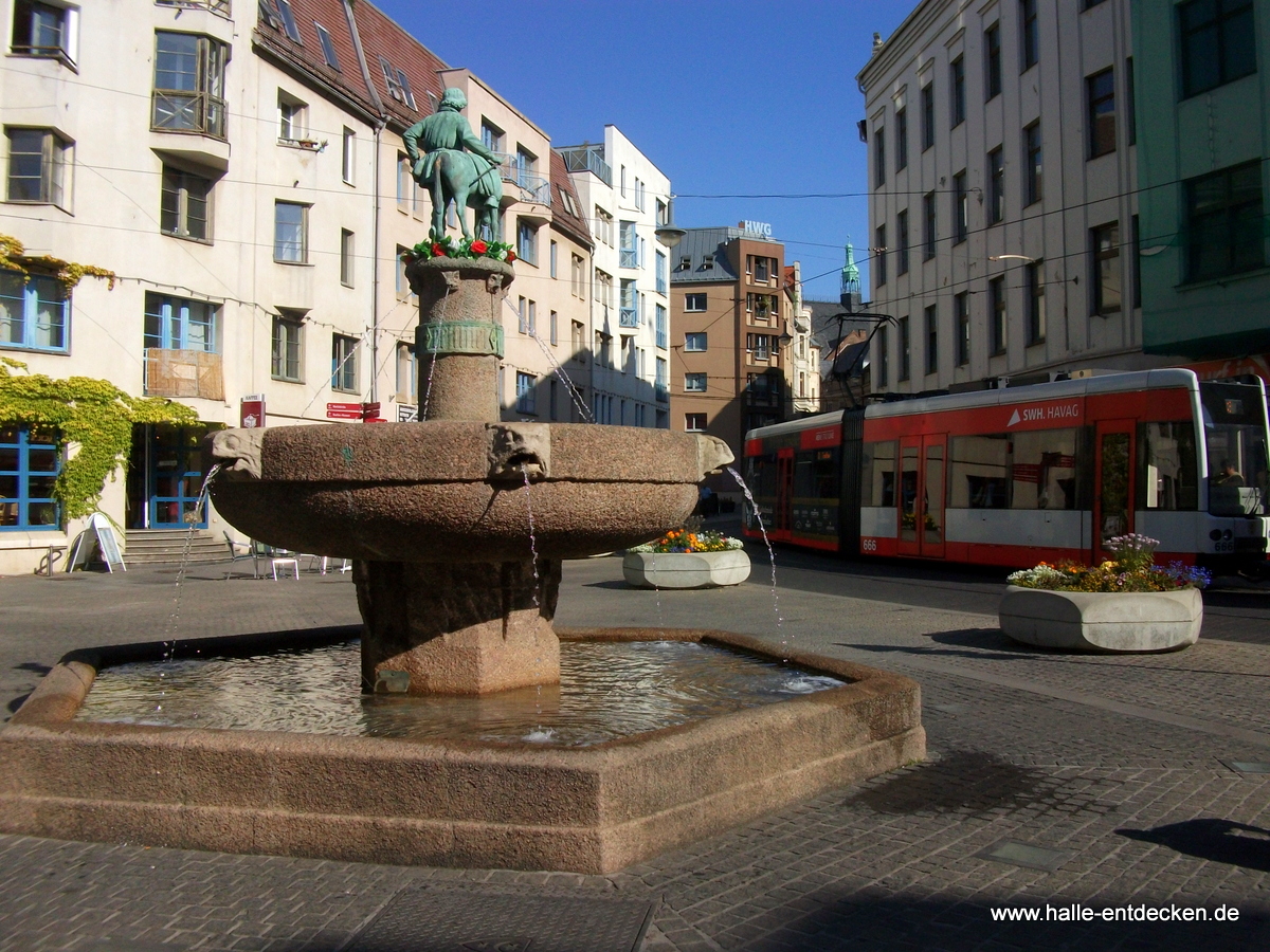 Richtung Marktplatz: Der Eselsbrunnen auf dem Alten Markt in Halle (Saale).