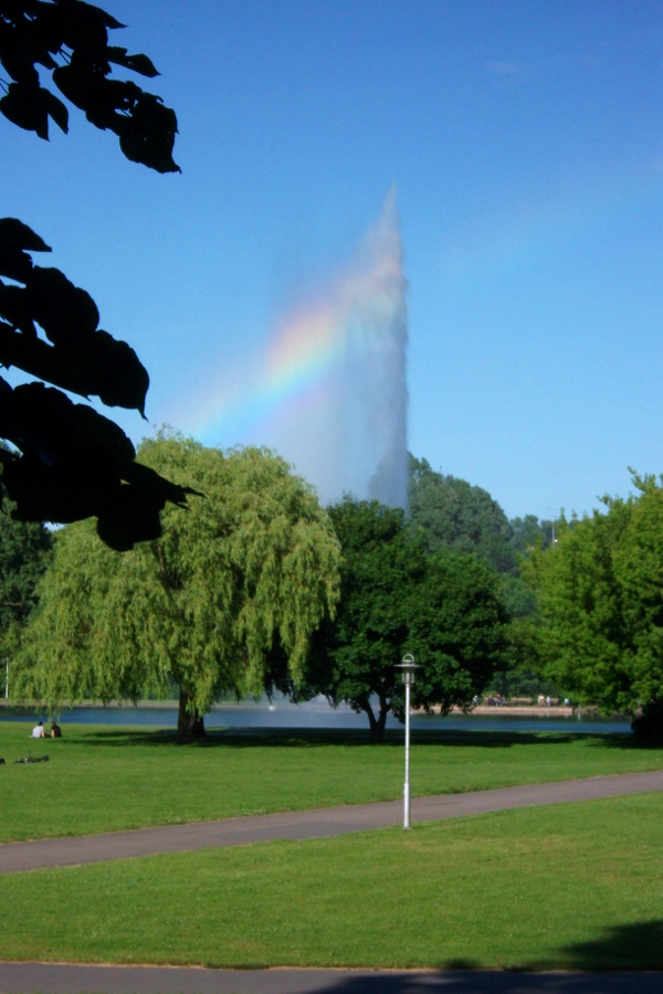 Die Fontäne auf der Ziegelwiese in Halle (Saale) mit Regenbogen