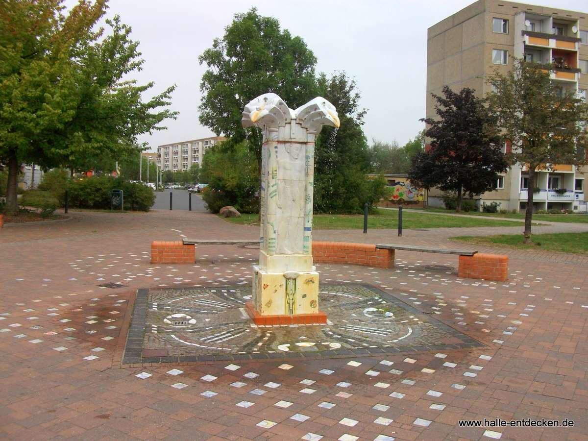 Der Keramikbrunnen in Heide-Nord, Halle (Saale), Künstlerin: Beatrice Weißflog