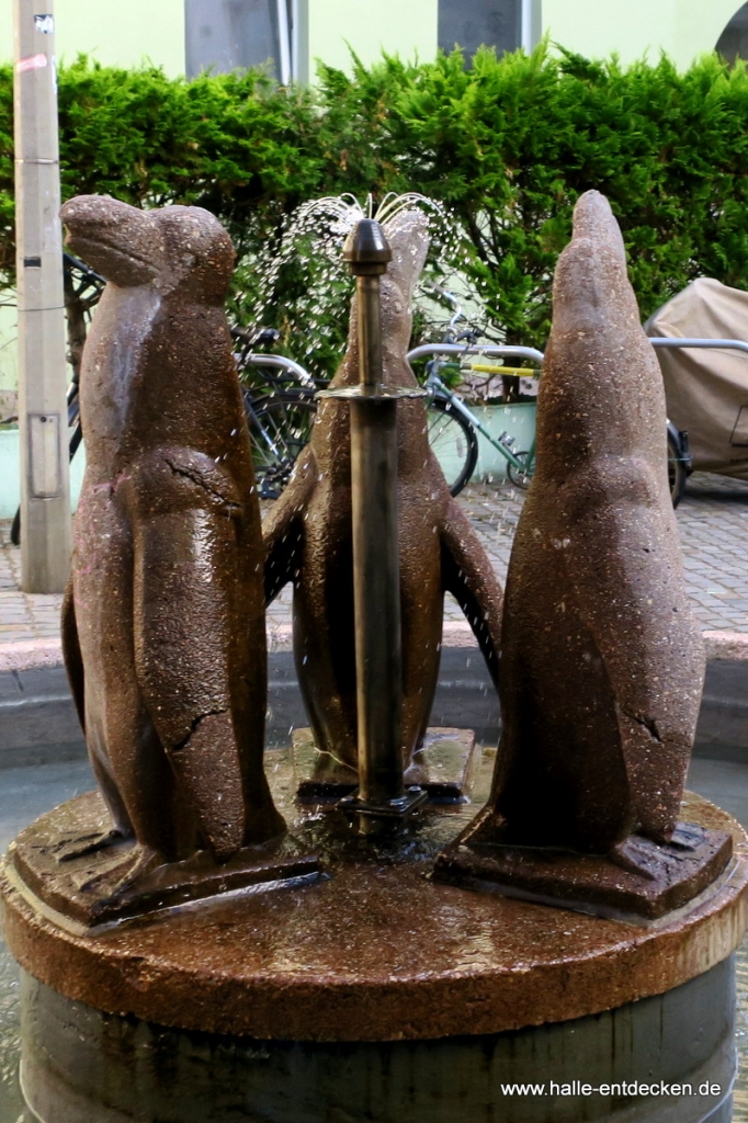 Der Pinguinbrunnen in Halles südlicher Innenstadt (Steinweg, Schwetschkestraße).