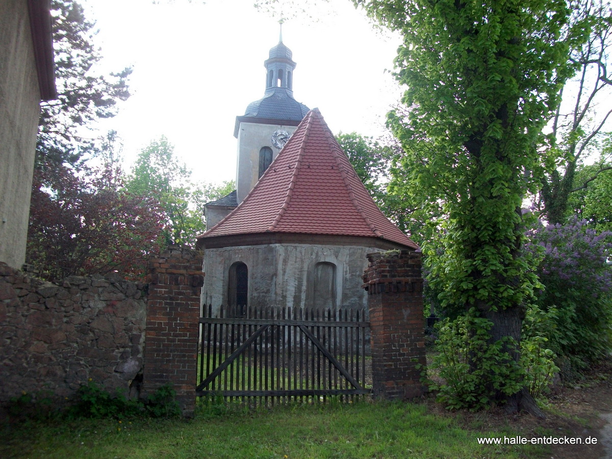 Rückseite der Kirche St. Nikolaus in Büschdorf - Halle (Saale)