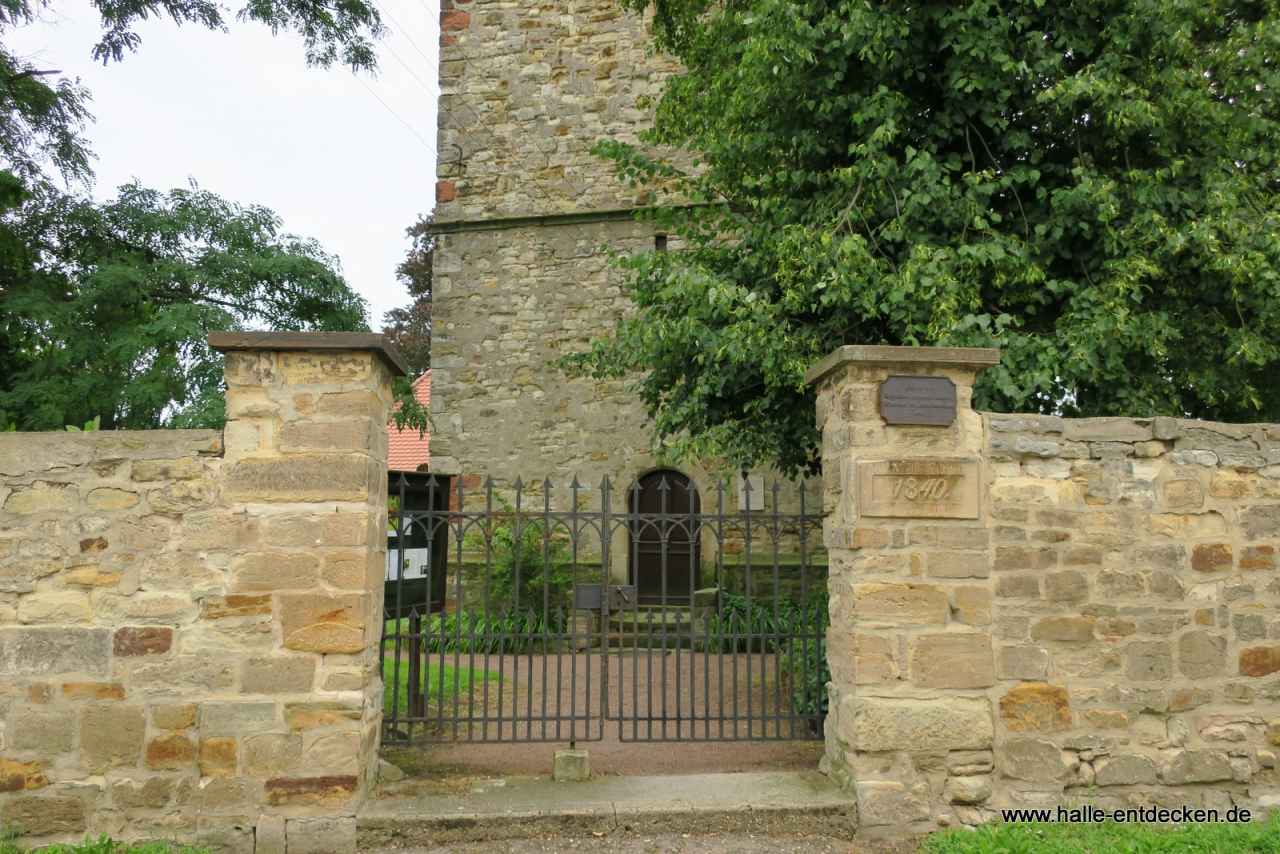 Der Eingang der Kirche in Holleben