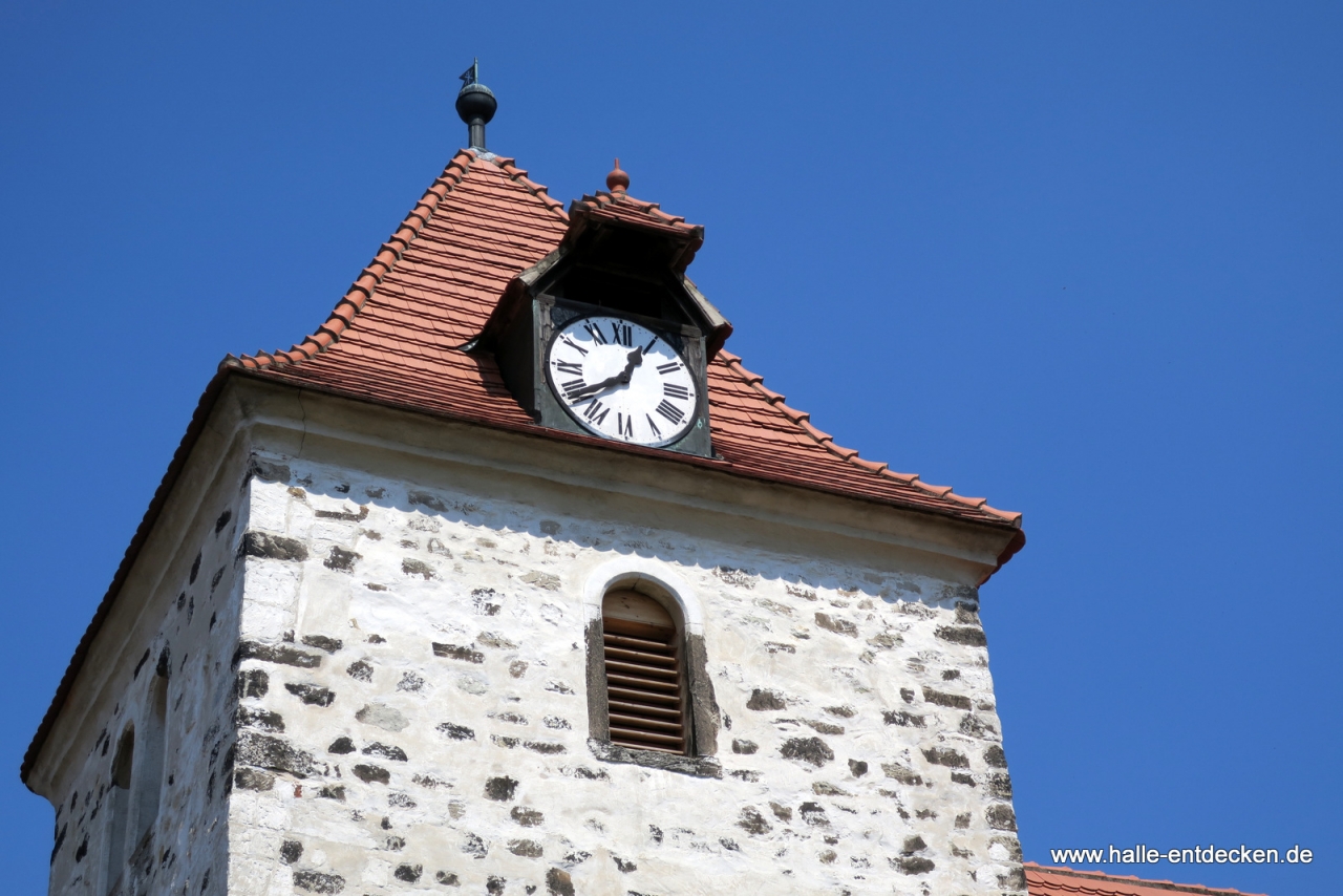 Turm mit Uhr der Kirche Lieskau