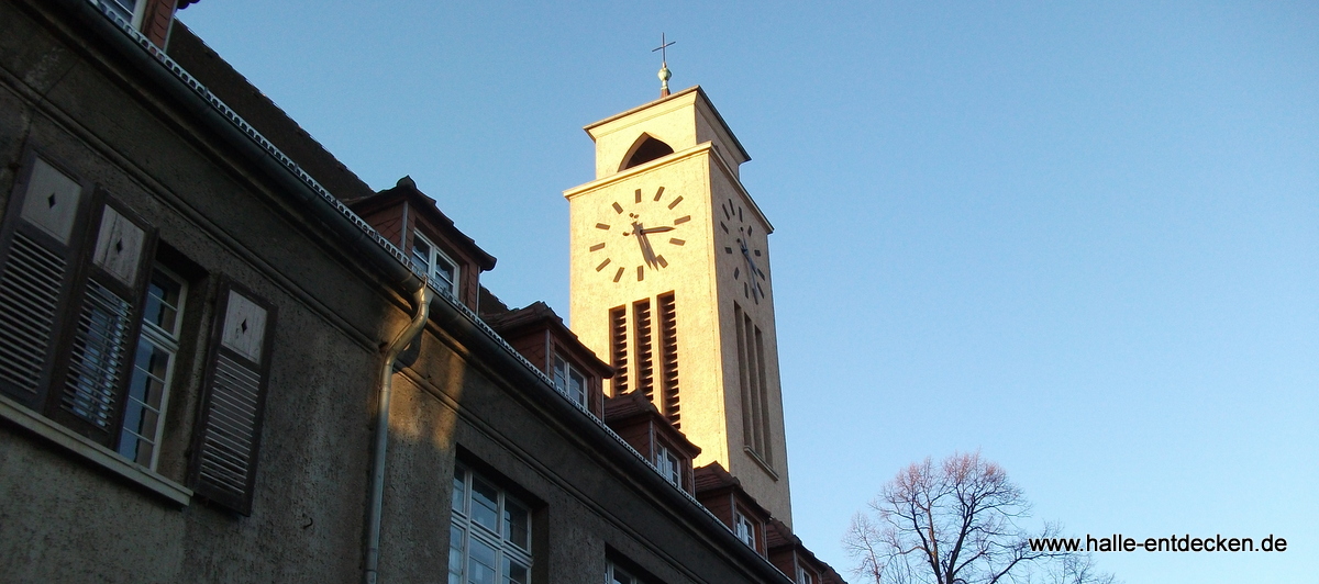 Der Turm der Lutherkirche hinter Häusern.