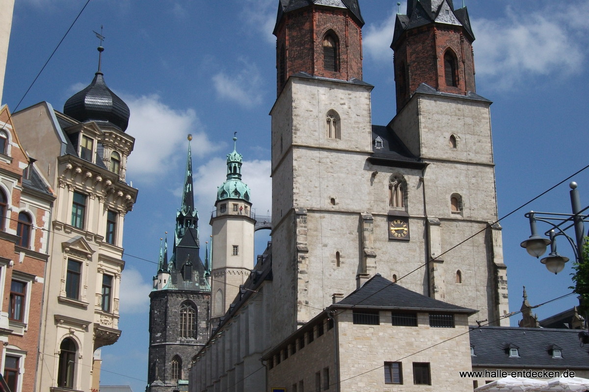 Die Marktkirche am Hallmarkt in Halle (Saale) - Rechts davor der Edeka