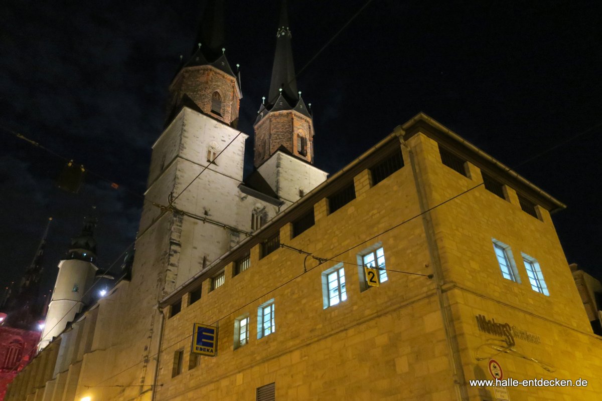 Die Marktkirche in Halle bei Nacht.