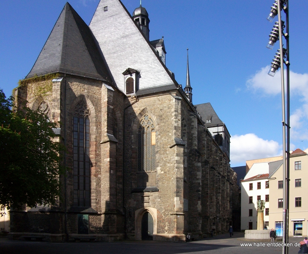 Die Konzerthalle Ulrichskirche von der Leipziger Straße aus gesehen.