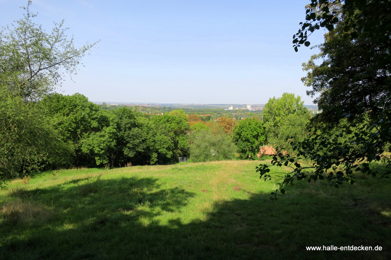 Ausblick oberhalb der Tennisplätze in Richtung Trotha ...