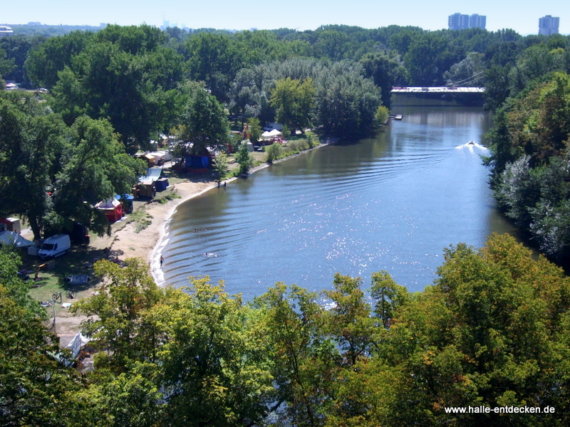 Blick zur Ziegelwiese, auf die Saale und zur Peißnitzbrücke