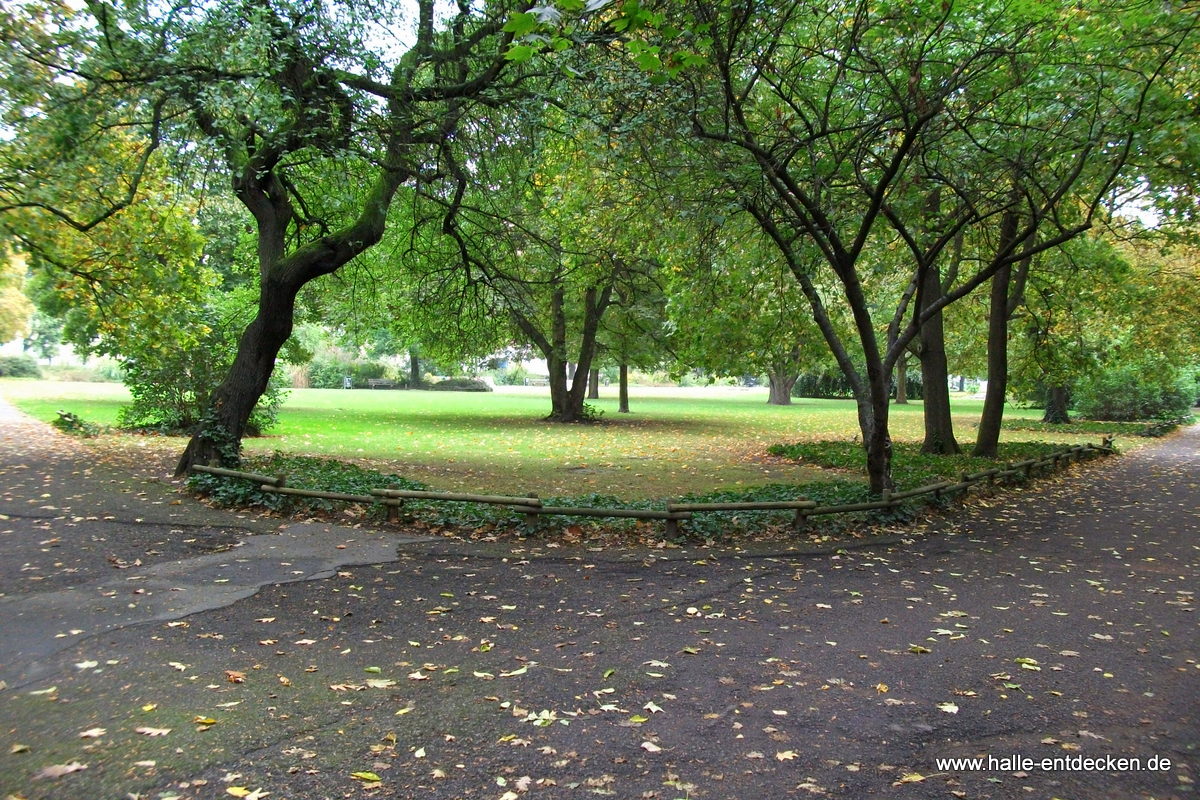 Der Stadtpark in Halle (Saale) - Blick zur Magdeburger Straße