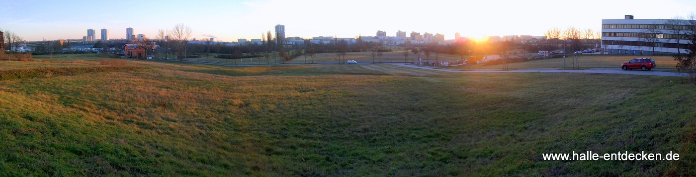 Weinbergwiesen in Halle (Saale) - Blick auf Halle Neustadt, den Sparkassen Eisdom und den Sonnenuntergang