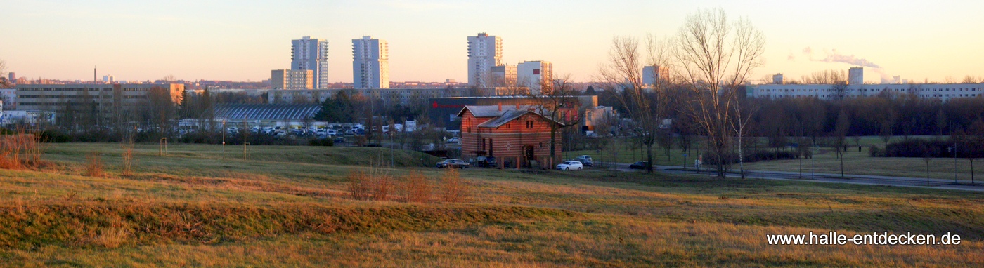 Weinbergwiesen in Halle (Saale) - Blick auf Halle Neustadt und den Sparkassen Eisdom