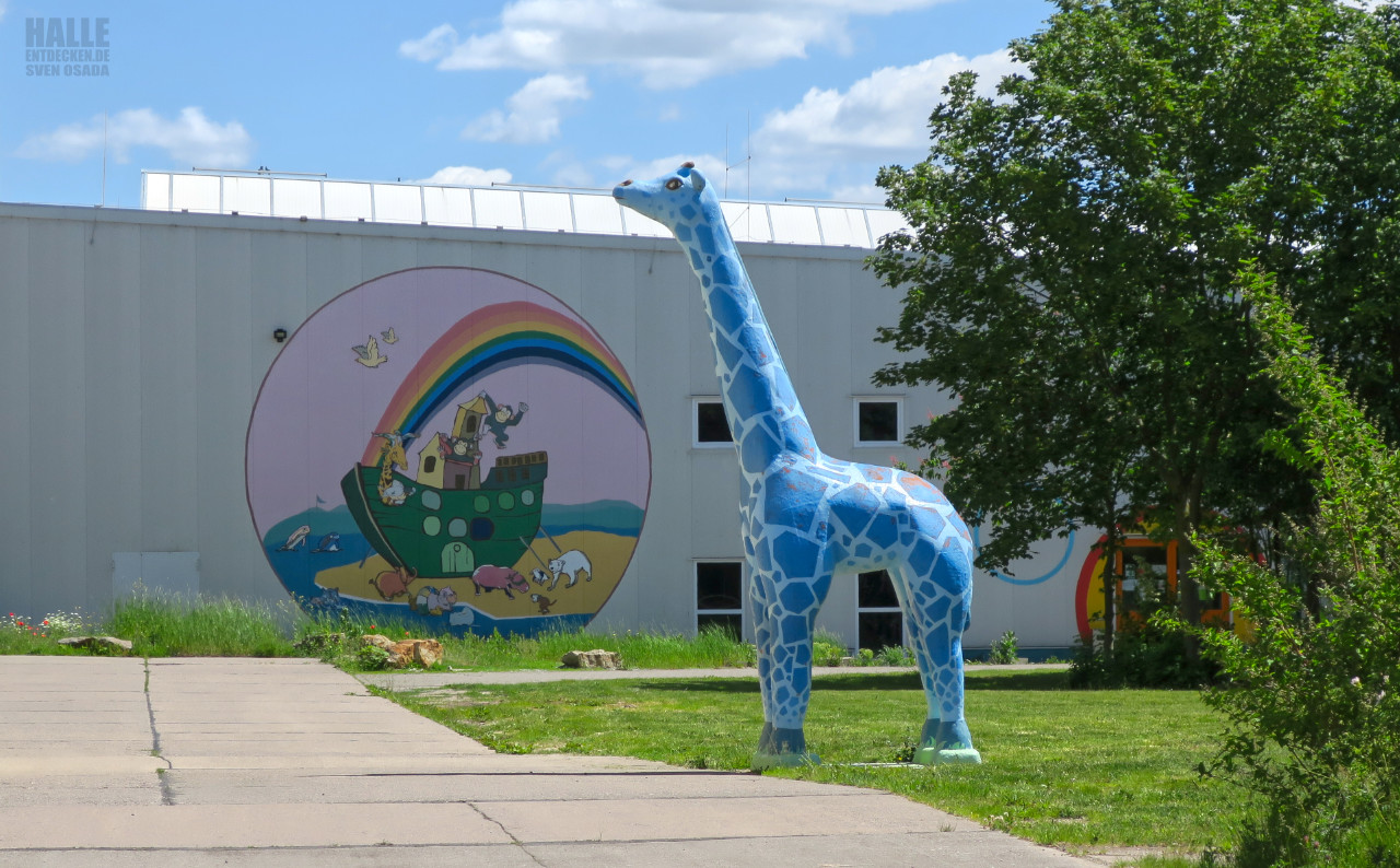 Giraffe am Eingang zum Indoorspielplatz Arche Noah in Halle (Saale)