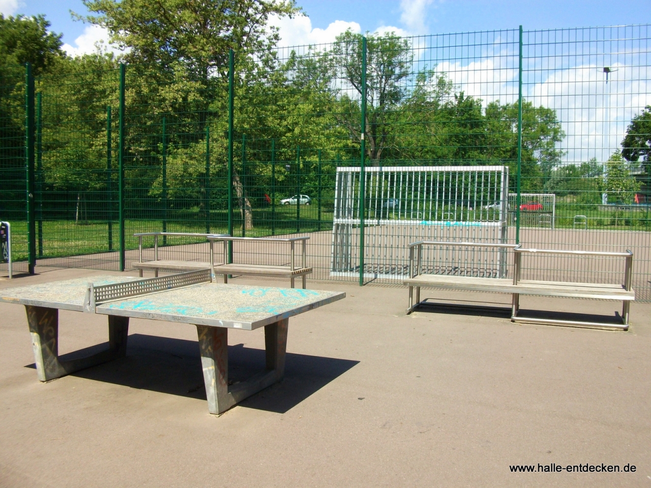 Tischtennis und Bolzplatz am Ratswerder in Halle (Saale)