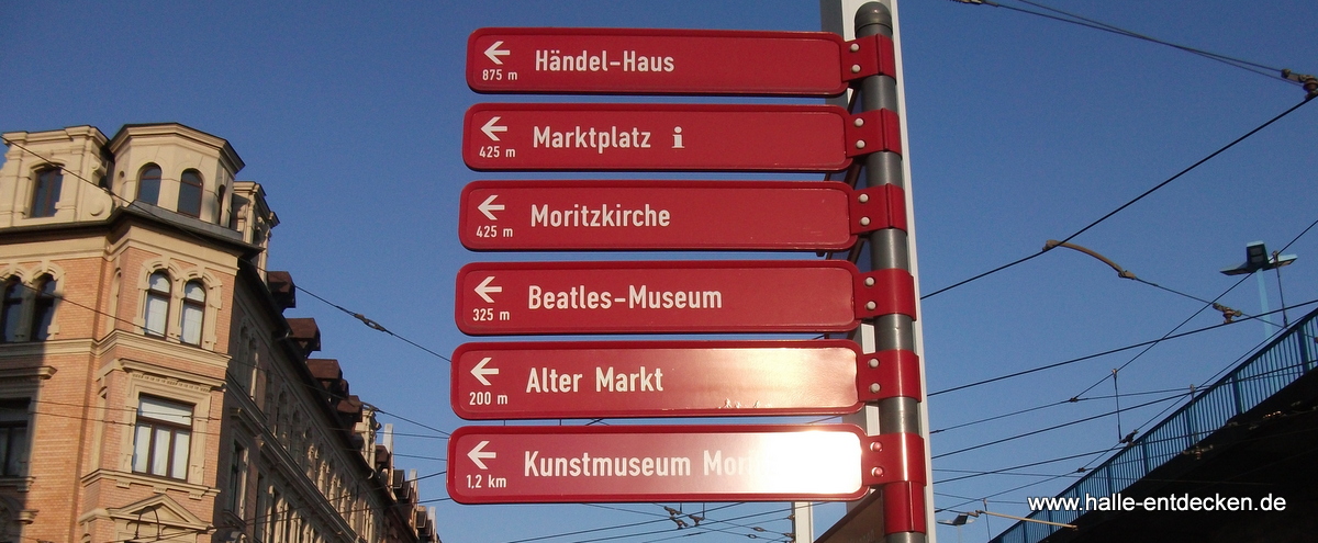 Wegweiser zum Alten Markt auf dem Franckeplatz in Halle (Saale)