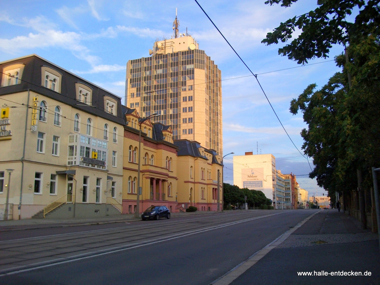 Die Magdeburger Straße mit Hotel Am Steintor und Halletower