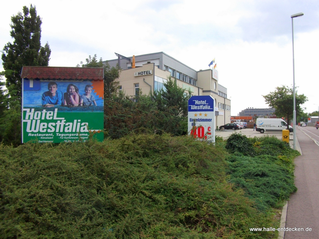 Blick entlang der Grenzstraße am Hotel Westfalia