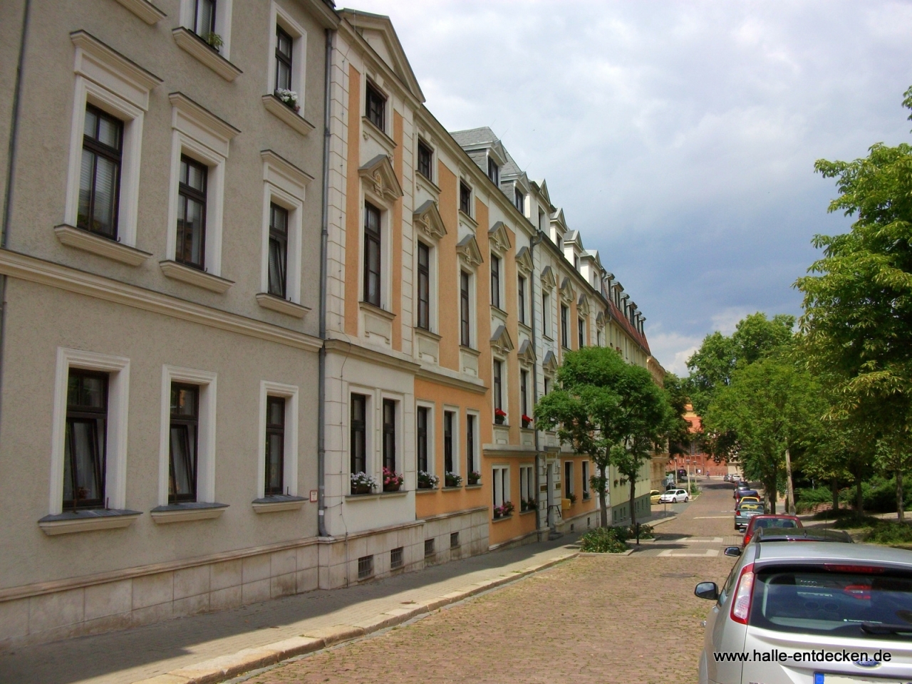 Blick in die Adam-Kuckhoff-Straße mit Hotel Marthahaus