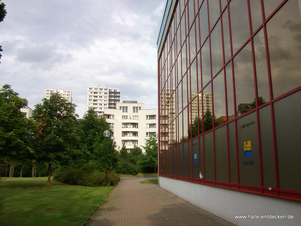 Die Schwimmhalle in Halle-Neustadt im Detail