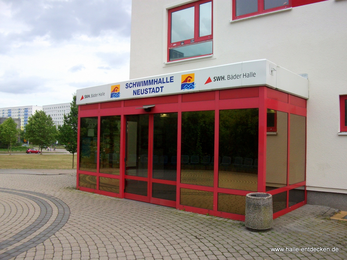 Eingang der Schwimmhalle in Halle-Neustadt im Detail