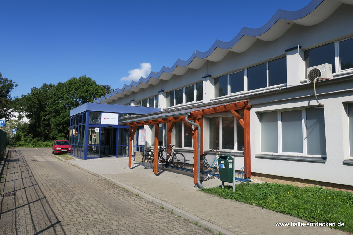 Eingang zur Schwimmhalle Saline in Halle (Saale)